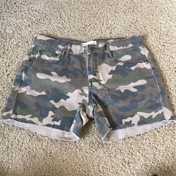 GAP Camo Shorts - Picture 2 of 5